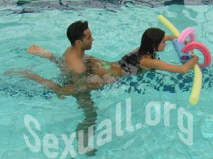 Posiciones de sexo por detr�s en la piscina 4